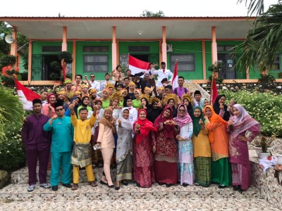 Photo bersama siswa antar guru memperingati hari Sumpah Pemuda