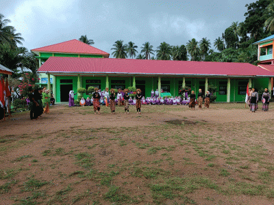Tampilan Tarian Wonderland Oleh Siswa Siswi SMA NEGERI 1 SIANTAN TIMUR