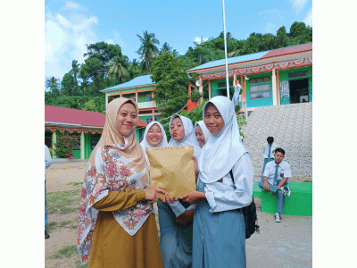 pembagian hadiah oleh guru Sejarah