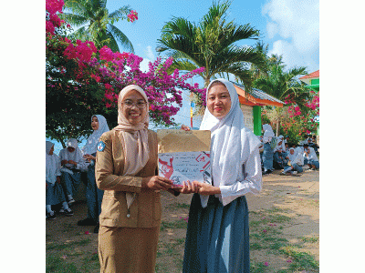 pembagian hadiah oleh guru geografi