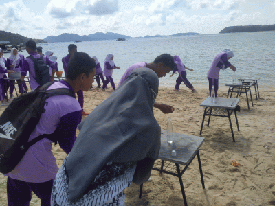 Permainan Isi Air Dalam Botol Antar Siswa