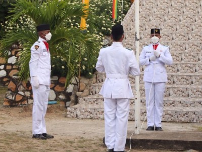 Pengibaran Bendera Merah Putih Oleh Putra-Putri Terbaik Kecamatan Siantan Timur