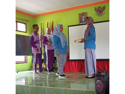 Penyerahan cendramata oleh kepala sekolah 