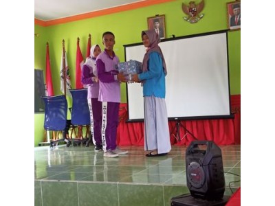 Penyerahan cendramata oleh ketua osis