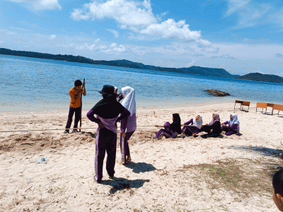 permain di tepi pantai