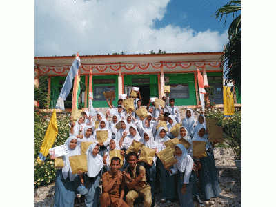 pembagian hadiah dari hasil pertandingan memperingati RI Ke-78