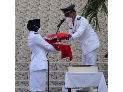 Penyerahan Sang Saka Merah Putih Oleh Camat Siantan Timur