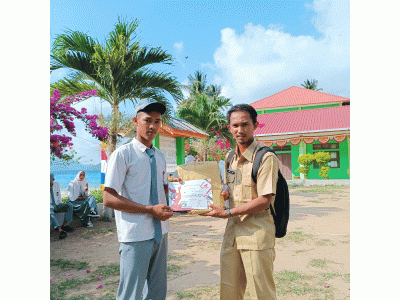 pembagian hadiah oleh pembina osis